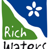 Logotyp för Rich Waters, illustration.