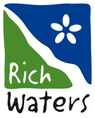 Logotyp för Rich Waters, illustration.