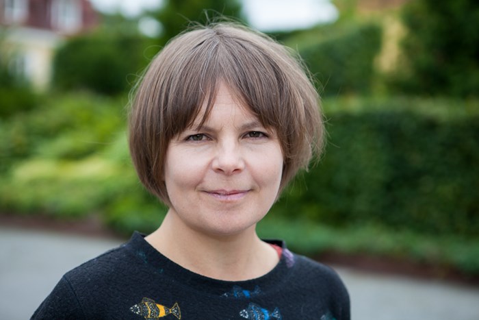 Elin Röös i utomhusmiljö. Porträttbild.