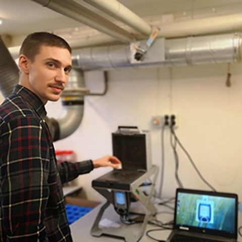 Doktoranden Karl Adler framöver  en röntgenflourescens-apparat som han använde i arbetet med sin avhandling.