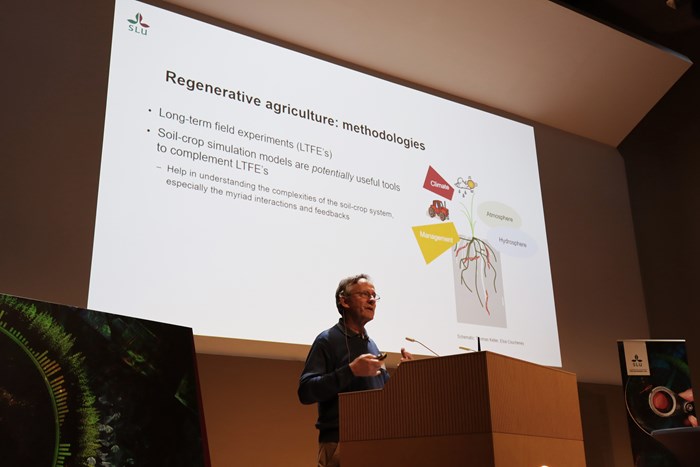 Professor Nick Jarvis på scenen framför en storbildsskärm
