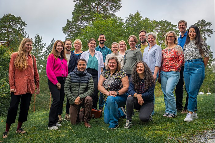 gruppbild av flera personer utomhus.