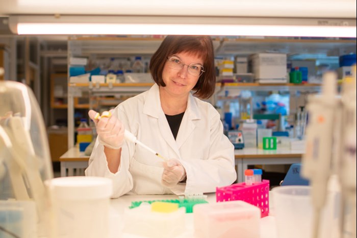 A woman in a lab environment. Photo.