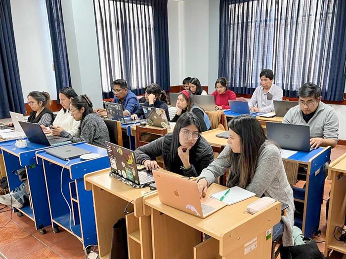 Students with computers in a class room. Photo.