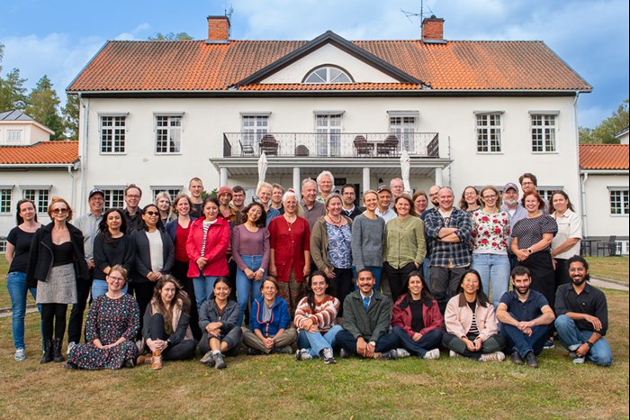 A group photo in front of a white building. Photo.