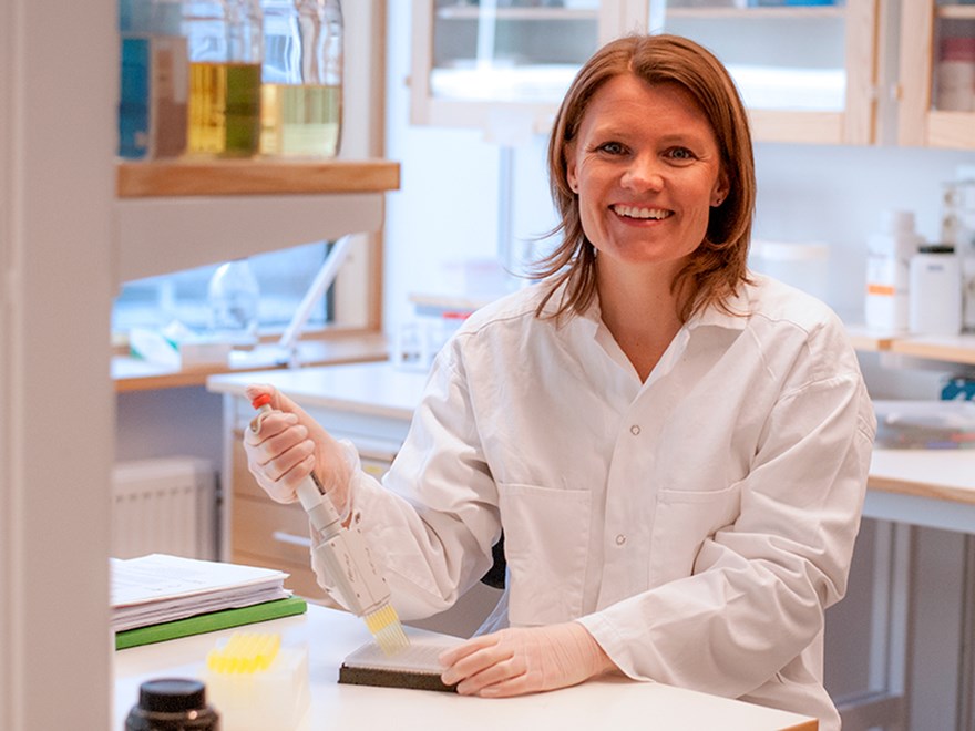 A smiling woman in a laboratory. Photo.