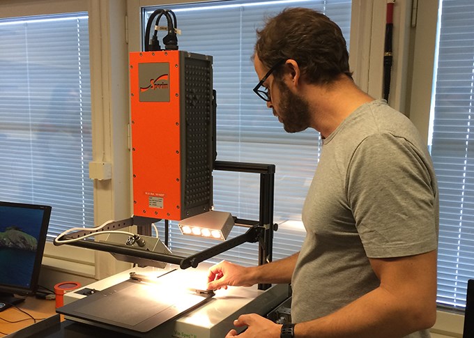 A person is demonstrating a machine. Photo.