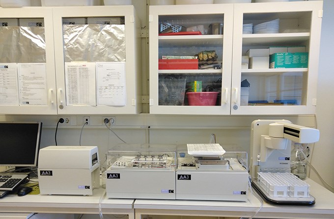 A nitrogen analysis apparatus on a bench. Photo.