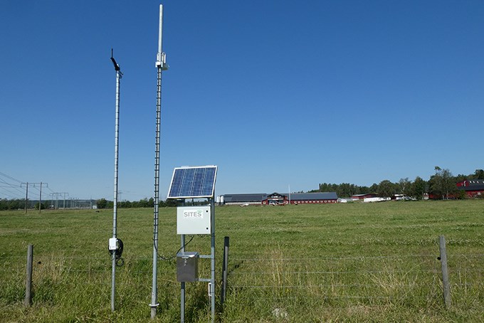 Mast med kamera vid ett fält. Foto.
