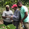 Francisco X. Aguilar, Charles King och Julie Weah diskuterar hur klimatförändringr påverkar kakao socioekologiska system på Elfenbenskusten. 