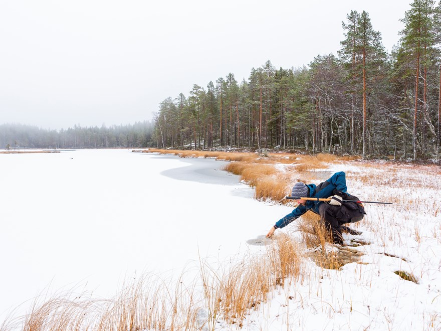 Viktor Sjöblom sampling during the winter