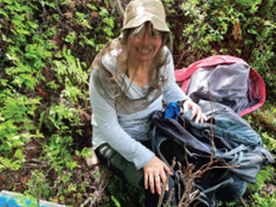 Virginia Mosquera förbereder vattenprovtagning under myggsäsongen i den boreala skogen. Foto: Alejandro Gándara. 