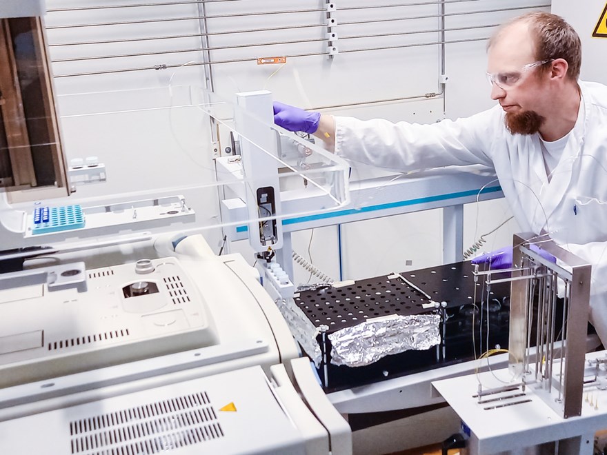 Instrument for compound specific substances