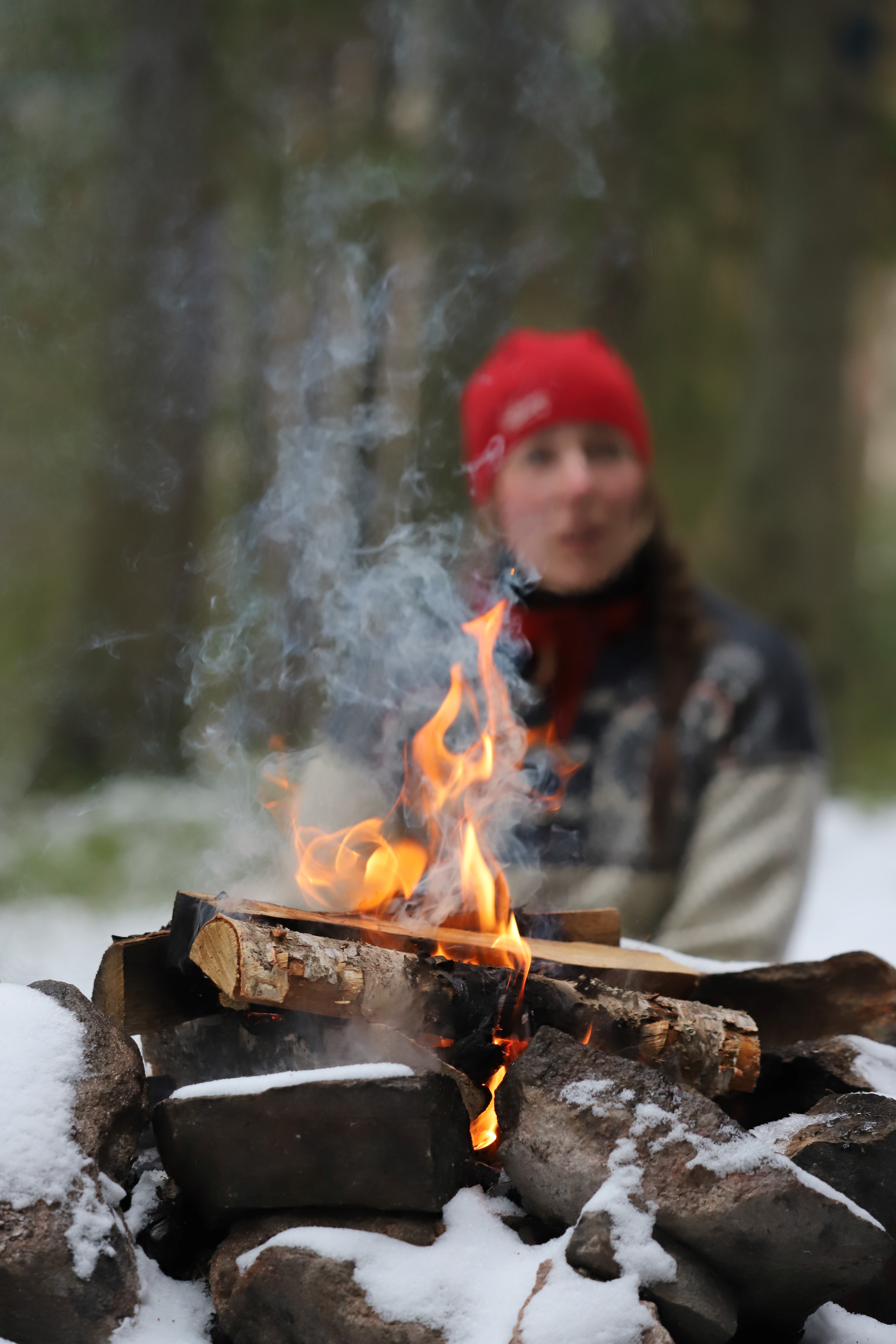 Kvinna vid lägereld