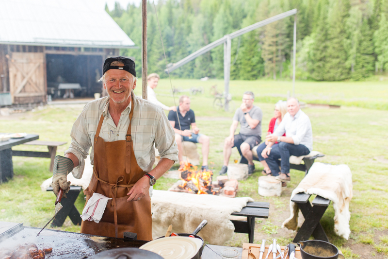 Bengt-Erik Hesse lagar mat utomhus på gården Tjarn, Västerbotten