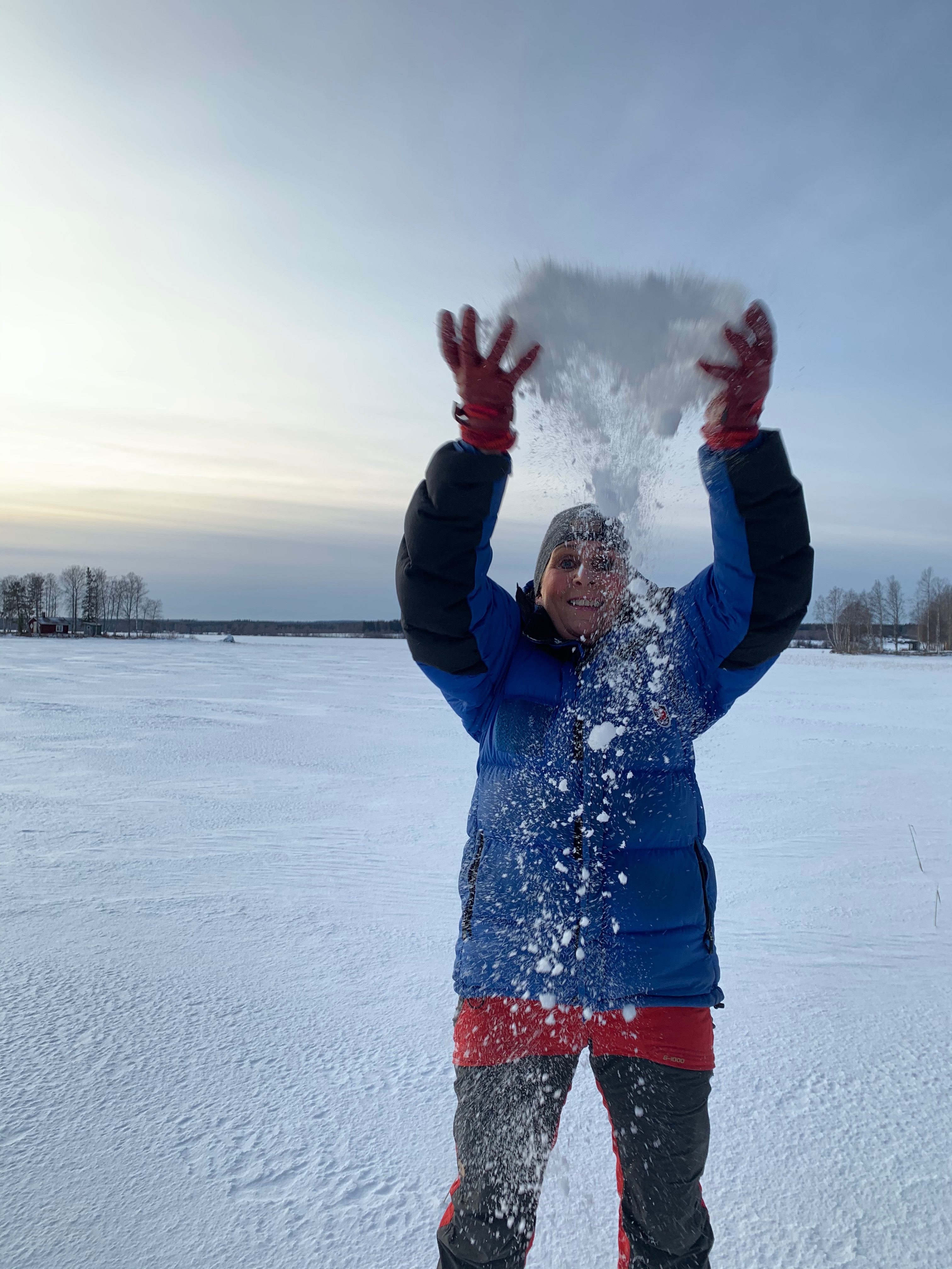 Caina di Luca kastar upp snö i luften