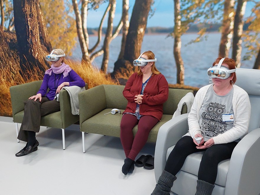 3 personer med VR-glasögon