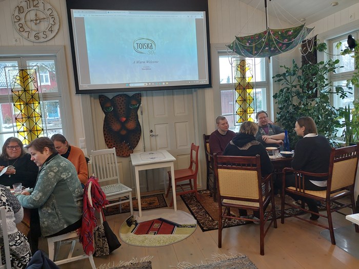 Människor äter lunch på Toiska  