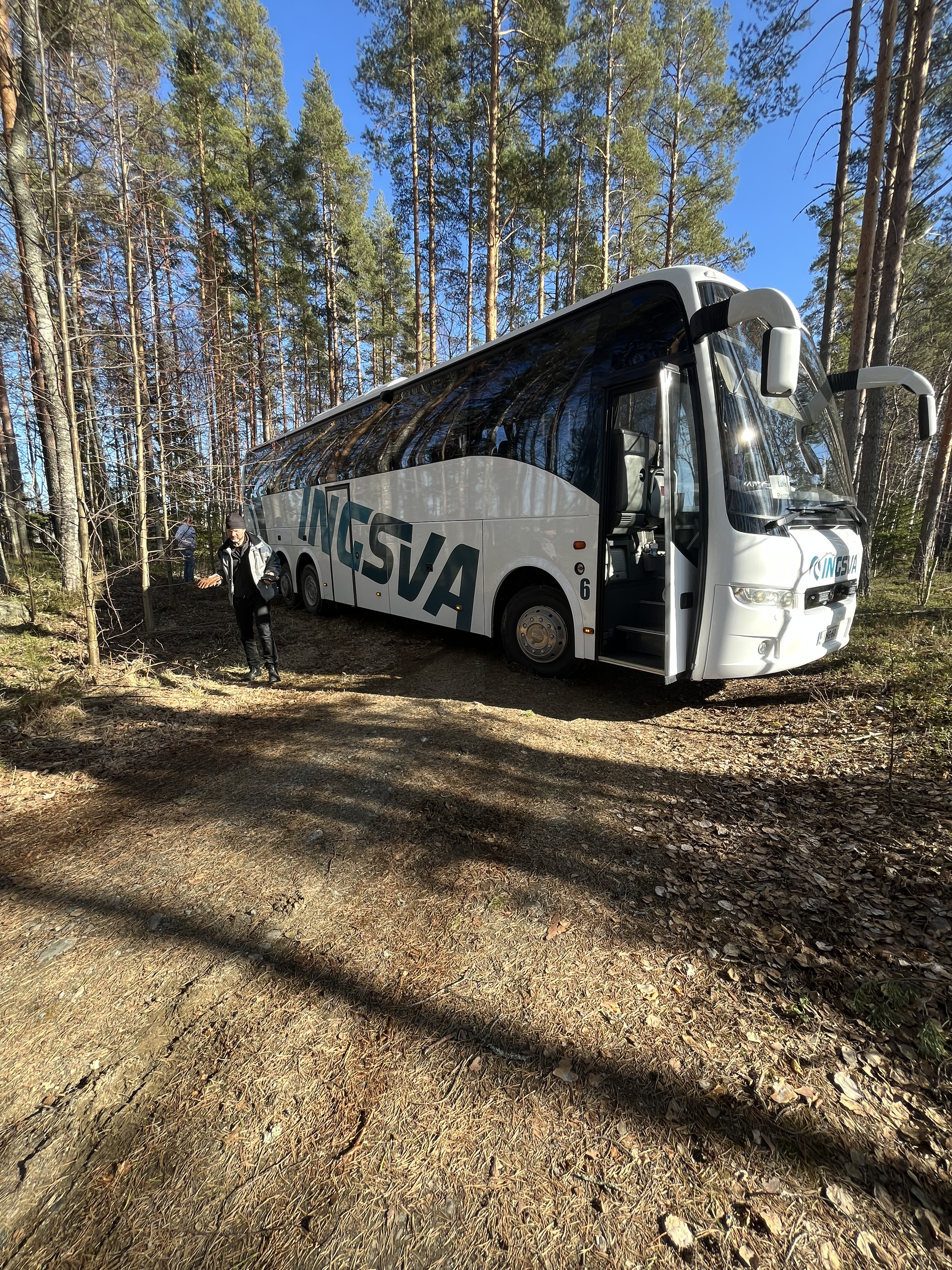 Buss på liten väg.jpg