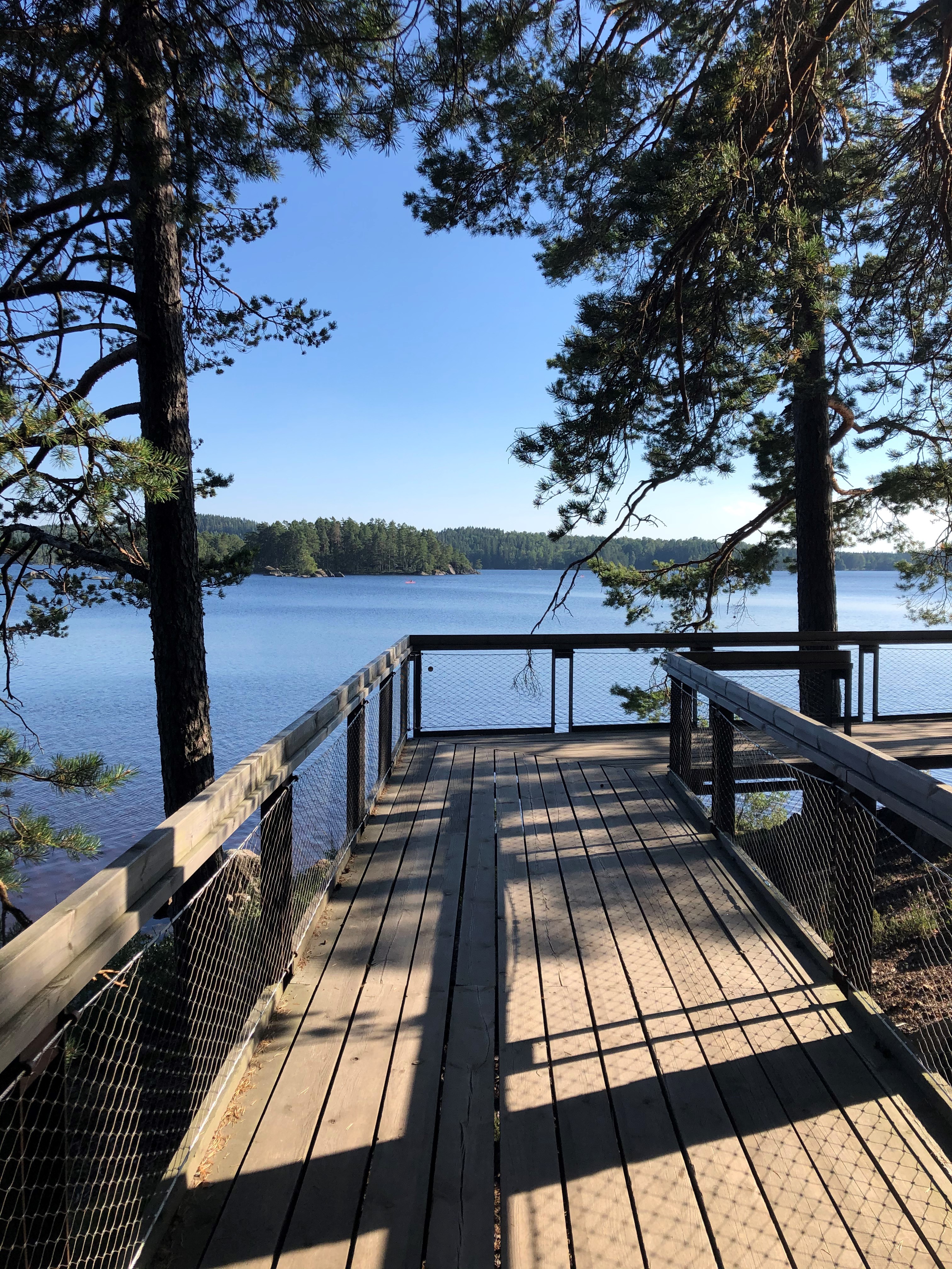 Träplattform vid en sjö
