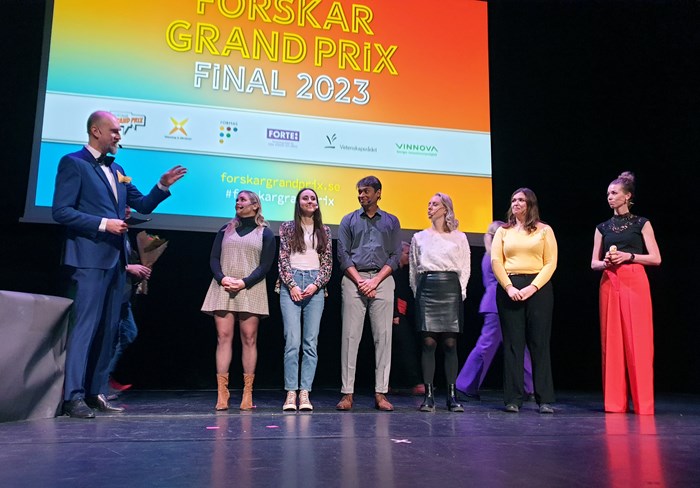Finalisterna på scen framför publiken