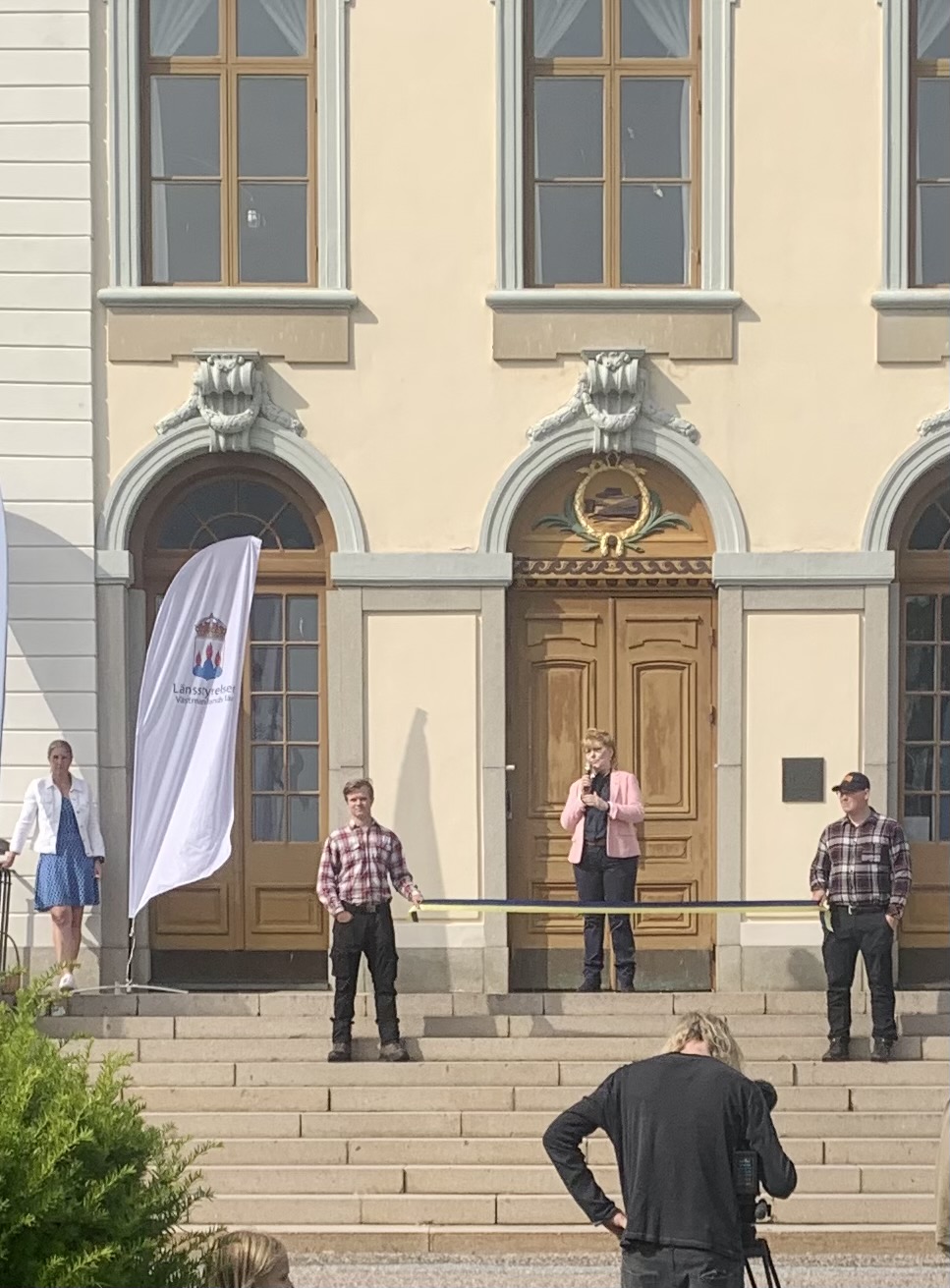 Landshövding Minoo Akhtarzand inväg föltlaboratoriet på SLU Skogsmästarskolan.