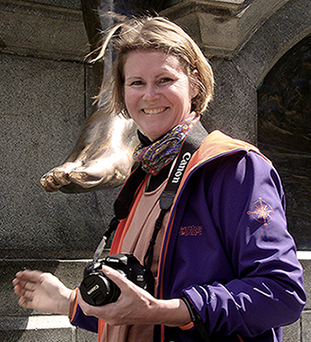 Cristina Prytz framför Magellans fot. Punta Arenas, Chile. Foto.