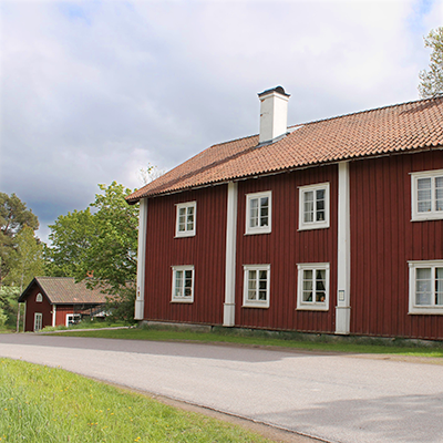 The main building of the farm Hyttbäcken. Photo.