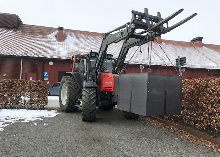 En traktor som levererar lådor. Foto.