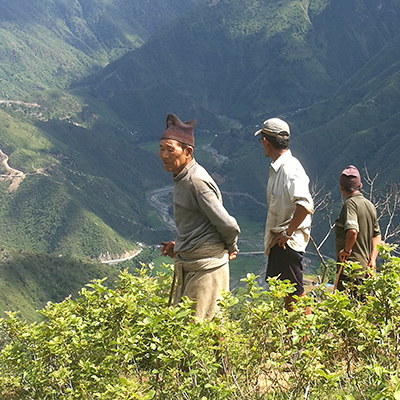 Jordbrukare och projektdeltagare under en fältvandring i Nepal. Foto.