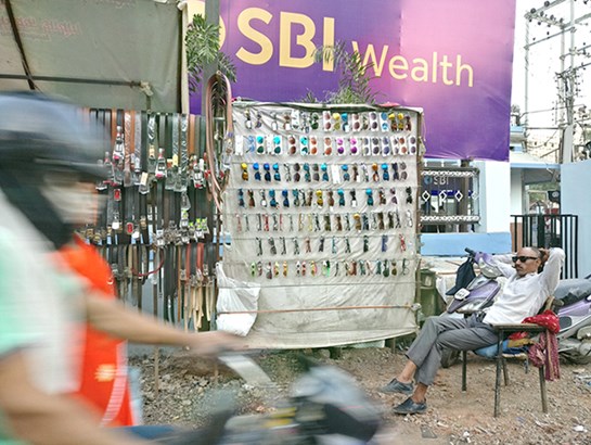 Gatuförsäljare i Raipur, Indien 2018. Foto.