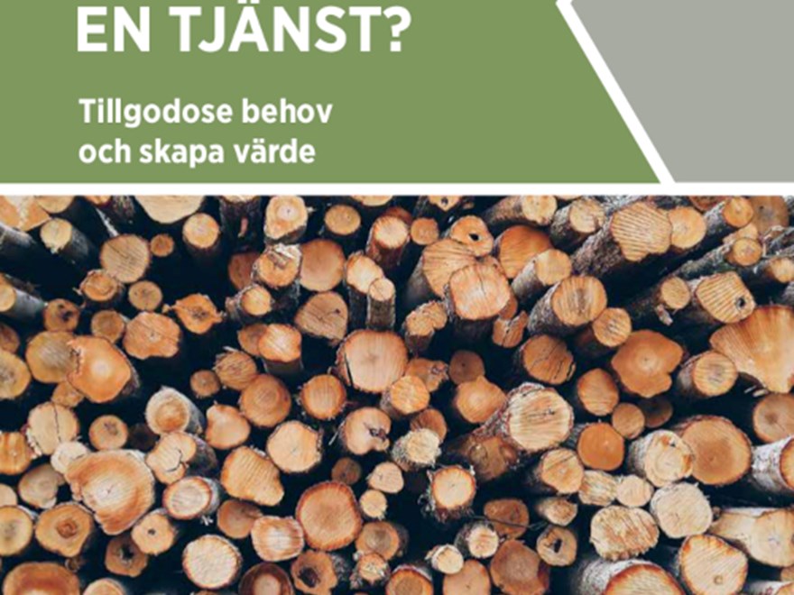 Omslag med en bild på en hög med virke