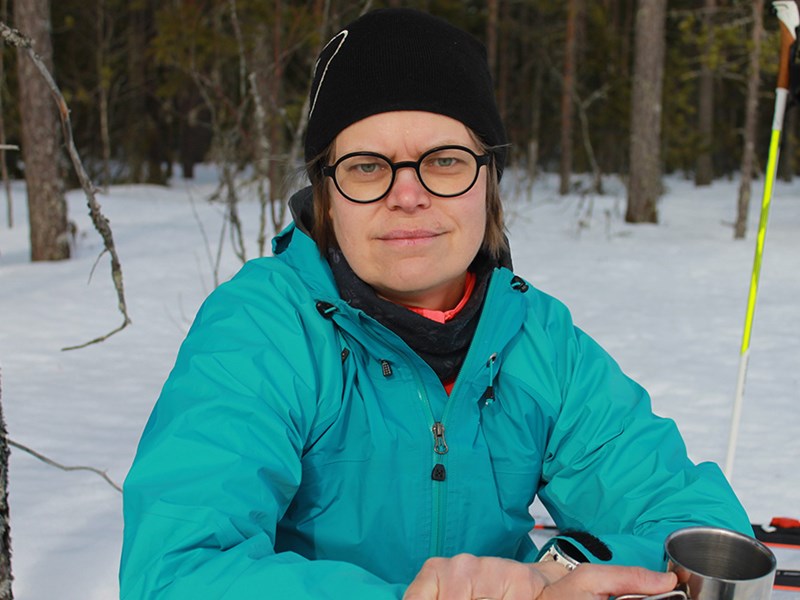 Porträttfoto av Karin Öhman i vintrig skog