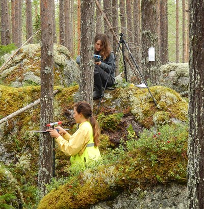 Two people doing field invetory. Photo.