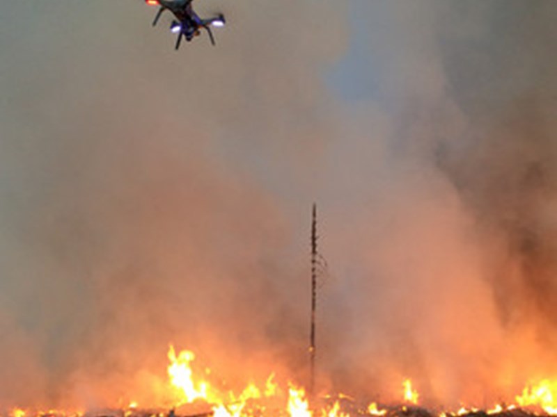 Drönare flyger ovan brand. Foto.