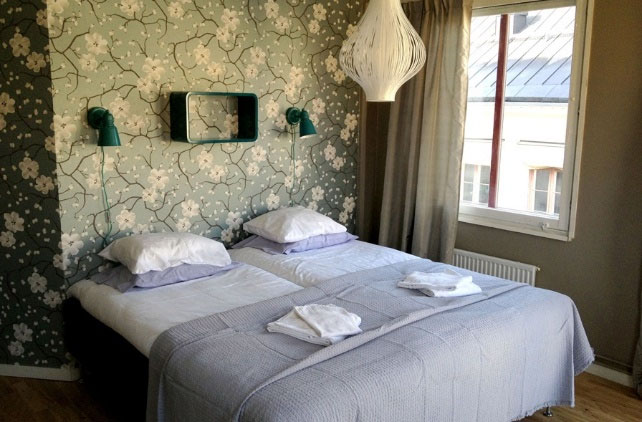 Bild på en säng på ett hotellrum. Foto.