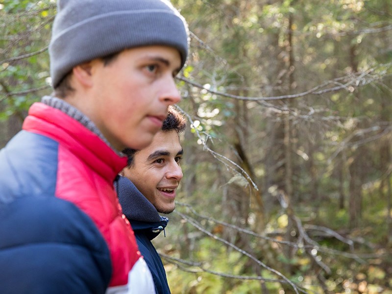 Två personer i skogen. Foto.