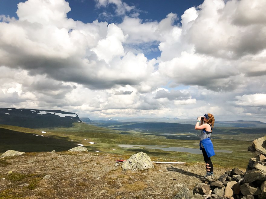 Kvinna i fjällandskap. Foto.