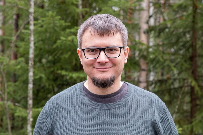 Portrait of Robert Spitzer in forest.