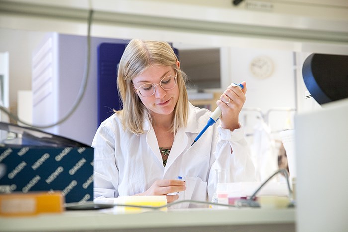 Julia arbetar med prover på laboratoriet