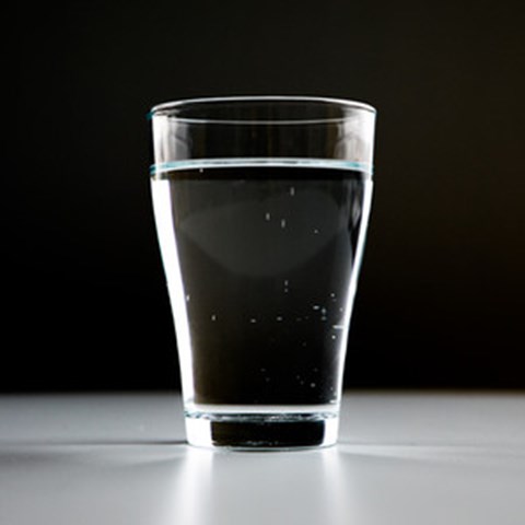 Ett glas med vatten, foto.