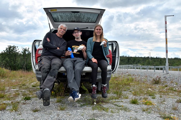 Three persons in an Arctic landscape. Photo.