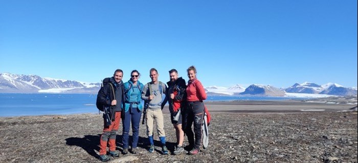 A group of people in an Arctic landscape. Photo.