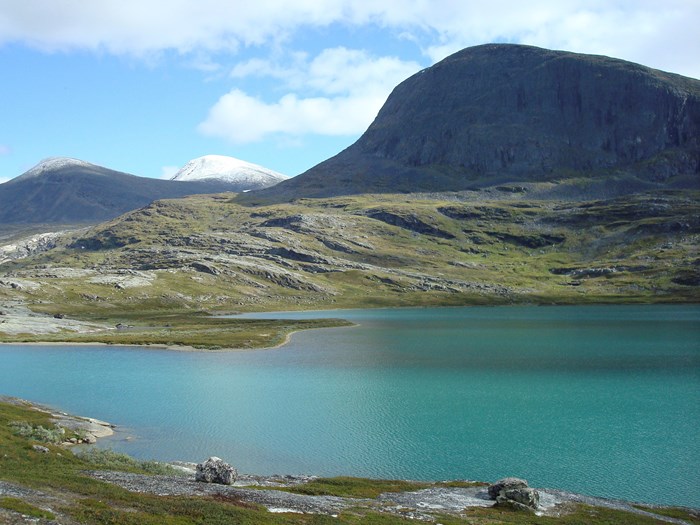 En sjö. I bakgrunden berg. Foto.
