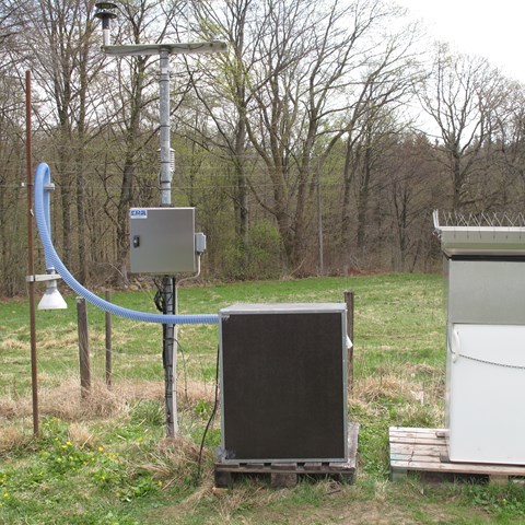 Gräsyta med flera mätinstrument. Foto.