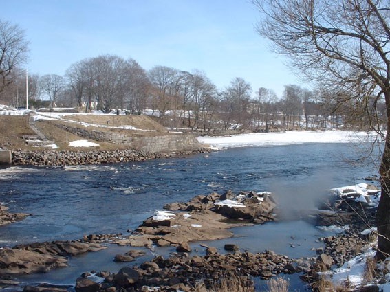 Delvis istäckt vattendrag. Foto.