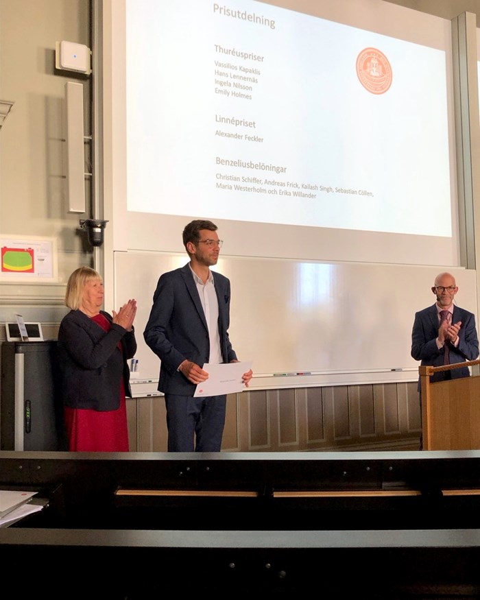 Man som tar emot pris. Foto.