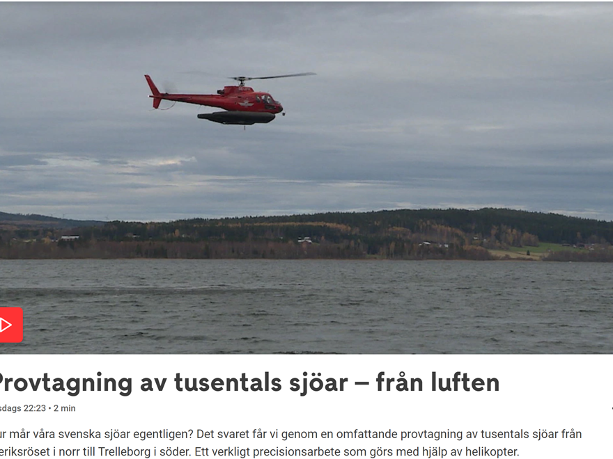 Helikopter över vattenytan och text om nyhetsinslaget. Skärmdump.