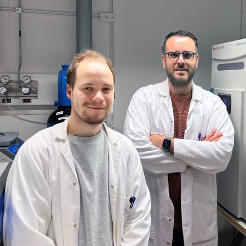 Svante and Alberti stand in the lab in white lab coats. Photo.