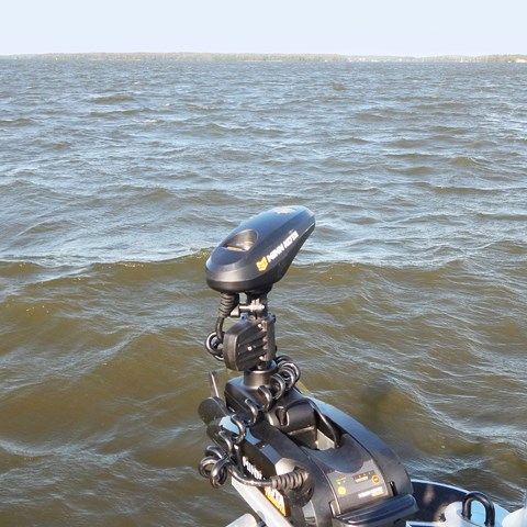 Sjöfoto taget från båt med motor i förgrunden.